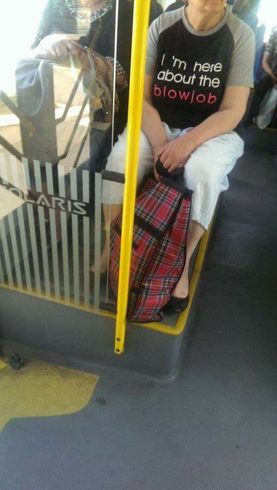 Sigurni smo da ova žena nema pojma što joj piše na majici