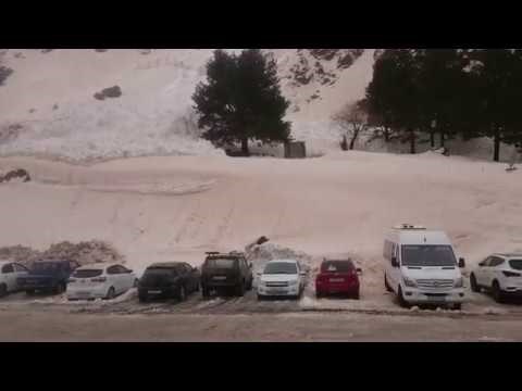 RUSIJA Jaka lavina uništila je desetke parkiranih auta