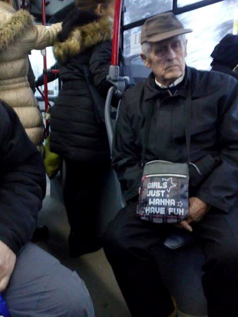 Djedica nije ni svjestan kakvu torbicu nosi, no nadamo se da se dobro zabavlja 