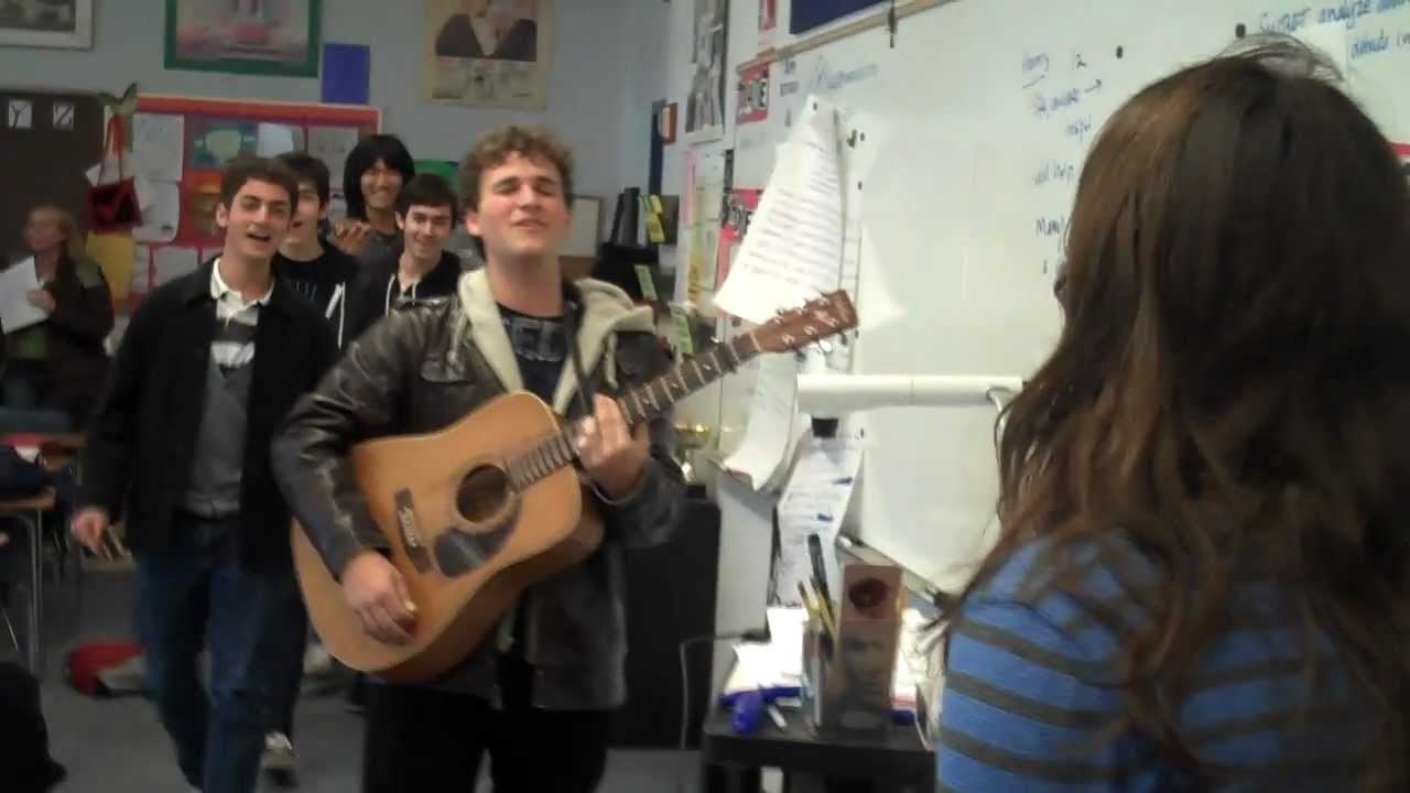 Odsvirao je pjesmu te je na taj način pozvao na maturalni ples, a njezina reakcija sve govori 