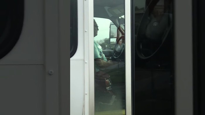 Vozač autobusa se drogirao prilikom vožnje pa ga snimili mobitelom