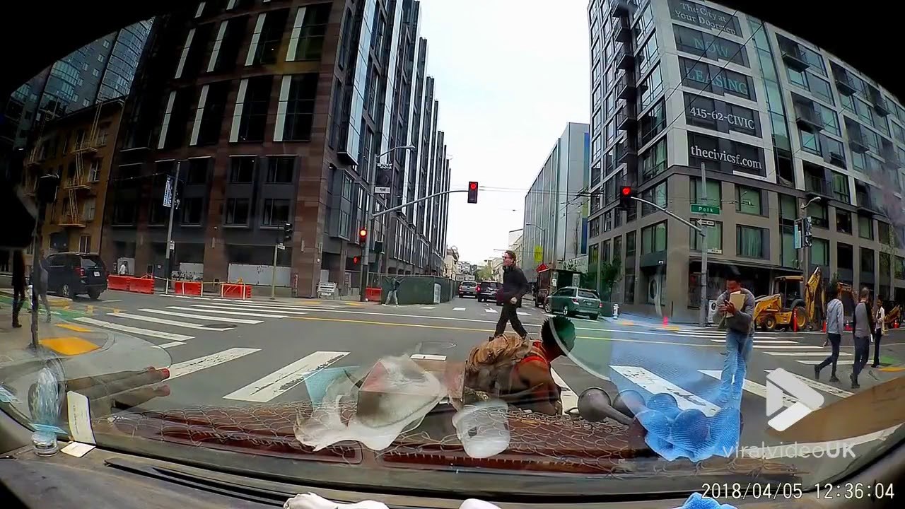 VIDEO Htio je fotku kraj cool auta, a onda ga je vozač odlučio zatrubiti 