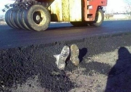 Pronašao je čizme viška na gradilištu, pa se odlučio našaliti na opak način