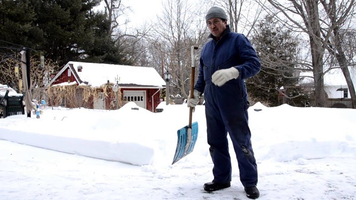 Kako najlakše i najbezbolnije očistiti snijeg uz pomoć lopate i konopa