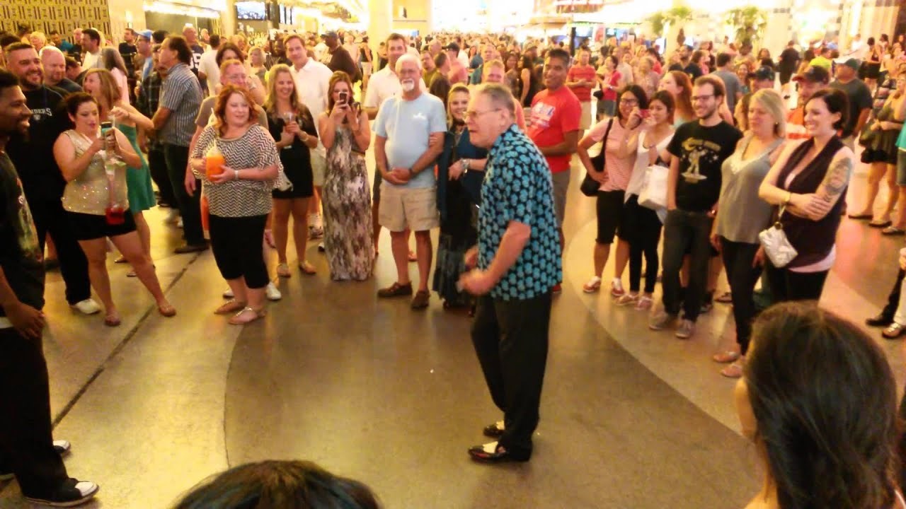 Djedica zaplesao s uličnim plesačima i začudio sve prisutne 