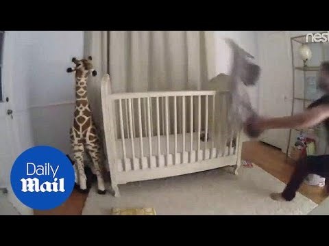 Super-Tata dotrčao u pravi tren i spasio sina od pada iz kolijevke 