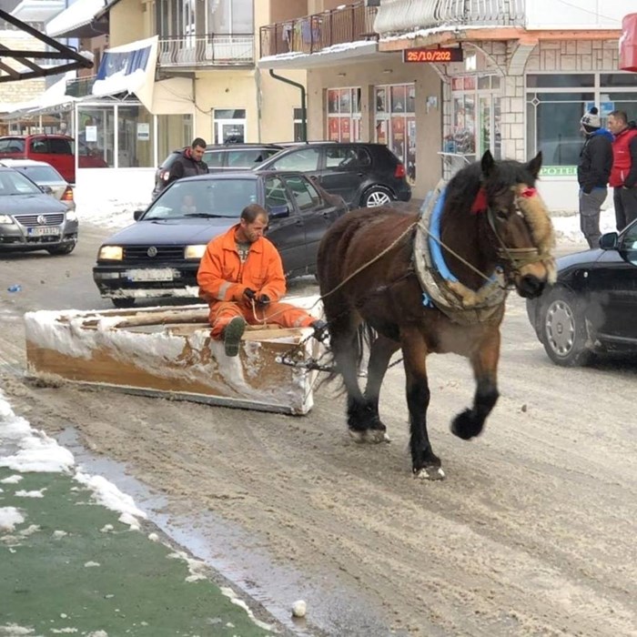 Na Balkanu je teško dočekati ralicu da očisti snijeg pa se moraš snaći sam