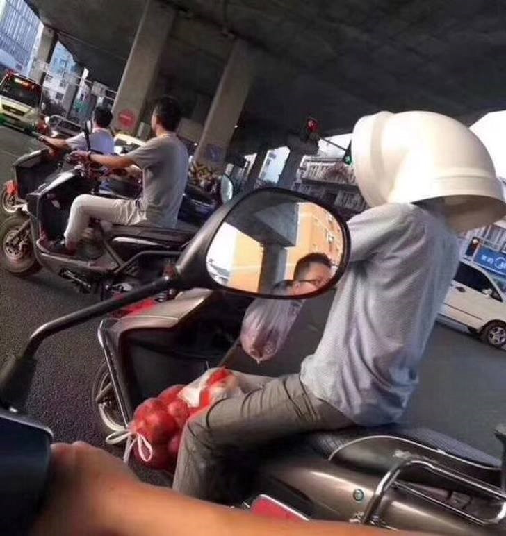 Nije imao kacigu, no snašao se jer je sigurnost ipak na prvom mjestu!