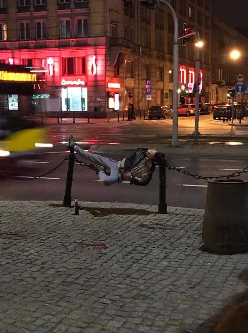 Pijani lik zaspao u najčudnijoj pozi i dokazao da alkohol totalno preokrene ljude 