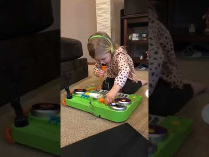 Djevojčica iznenađuje sve oko sebe svojim čudnim glazbenim odabirom