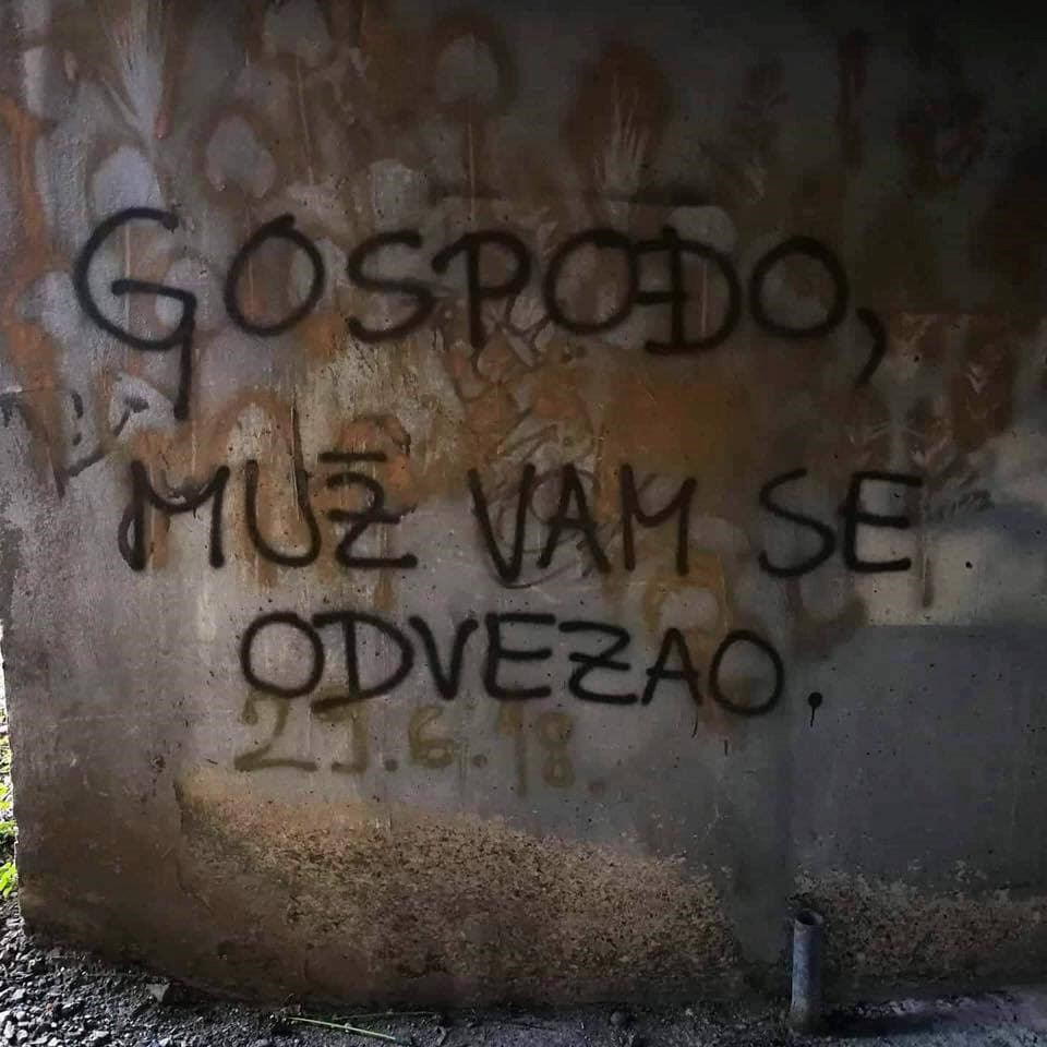 Grafit na ovom zidu može se shvatiti na više način i to ga čini urnebesnim 