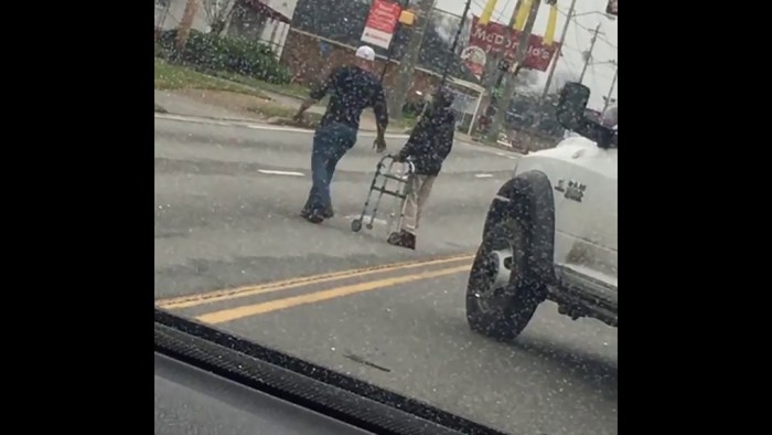 Prizor koji se rijetko viđa: Čovjek zaustavio promet kako bi pomogao starcu prijeći ulicu