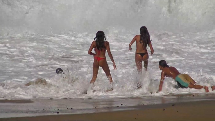 VIDEO Ovi su valovi toliko jaki da ruše ljude i u plićaku 