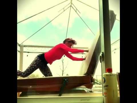 Urnebesna borba žene i jakog vjetra - Pogledajte tko je pobijedio