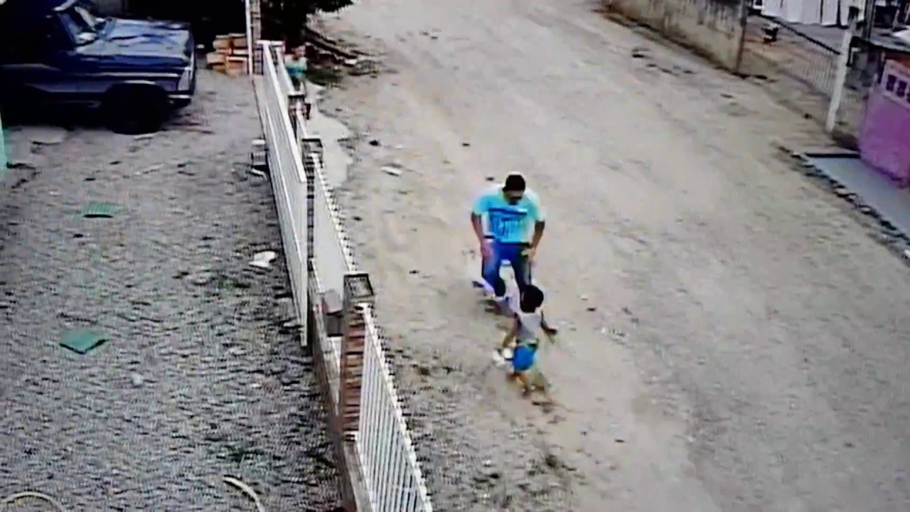 Preko dječaka je prešao auto, a on je nekim čudom ostao neozlijeđen