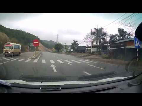 Nasred prometne ceste puzalo je dijete, a nikome nije jasno kako se našlo tamo