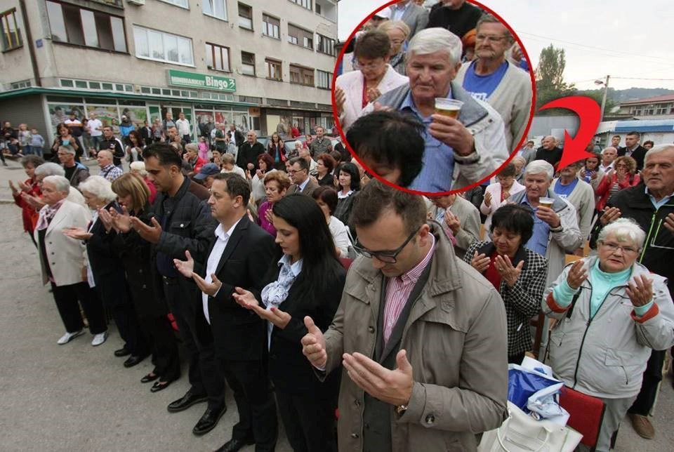 Uhvaćen na djelu! Dok su drugi molili, on je pio pivu 