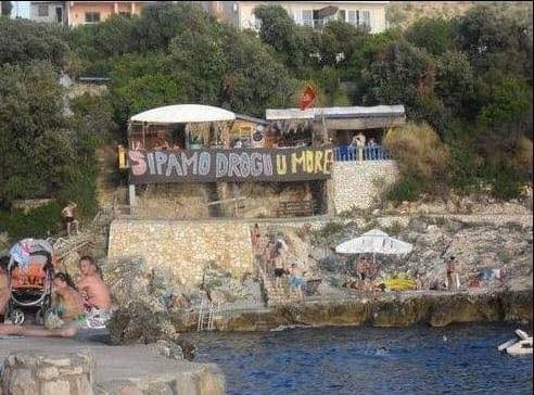 Pokušavaju li to oni otjerati turiste s plaže pomoću ove poruke?