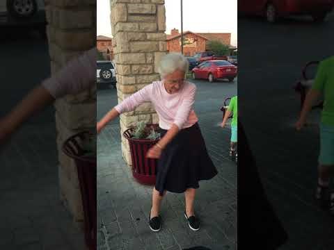 Bakica razvalila; otplesala je poznati ples i oduševila svoju obitelj