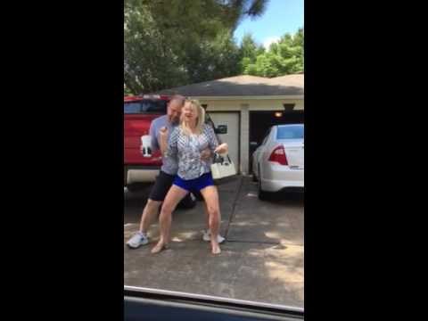 Roditelji su odlučili "osramotiti" kćer plesanjem ispred kuće i odlični su u tome