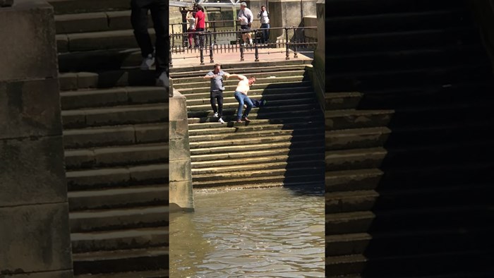 Slučajno je snimio čovjeka koji se skotrljao sa stepenica na najsmješniji način