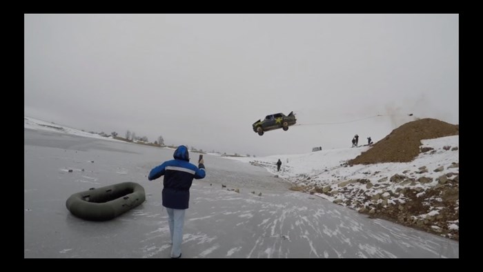 Ludi Rus se zaletio s gorućim autom u ledeno jezero i uspio preživjeti 