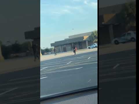 Policajac pokušao uhvatiti bjegunca pa se slupao u parkirani auto