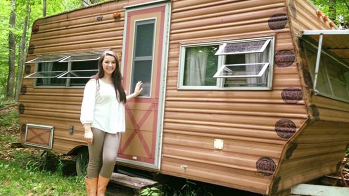 14-godišnjakinja kupila staru kamp kućicu za 200 dolara i pretvorila je u preslatki dom
