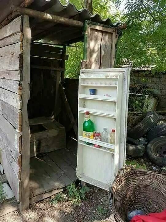 Ovaj poljski WC ima vrata u koja stane sve što vam treba