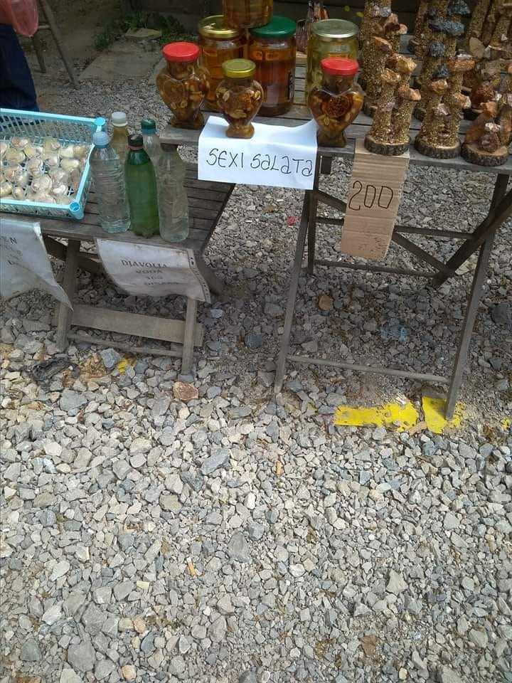 Smiješna imena namirnica koje ovaj čovjek prodaje na tržnici tjeraju ljude na kupovinu