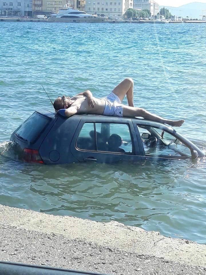 Netko je u Zadru pronašao vrlo čudan način za zabavu u moru 