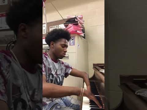 Ima samo četiri prsta, no to ga nije spriječilo da postane izvrstan pijanist 