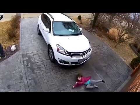 Počinje sezona padanja: Klizavi prilaz oborio cijelu obitelj na pod