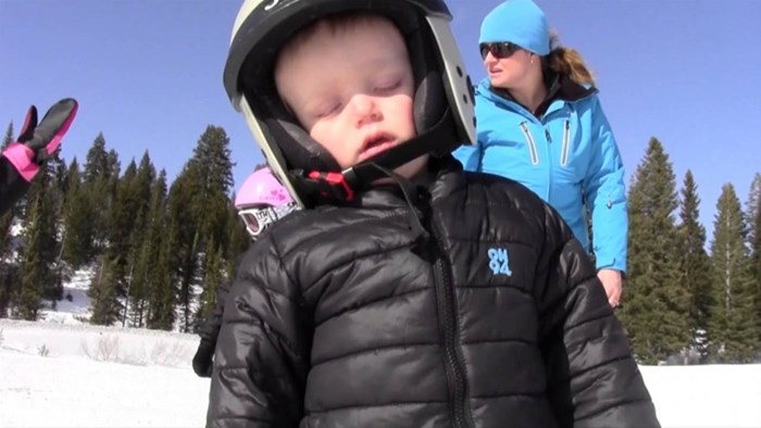 Maleni dječak zaspao stojeći na snowboardu, obitelj se nasmijala do suza