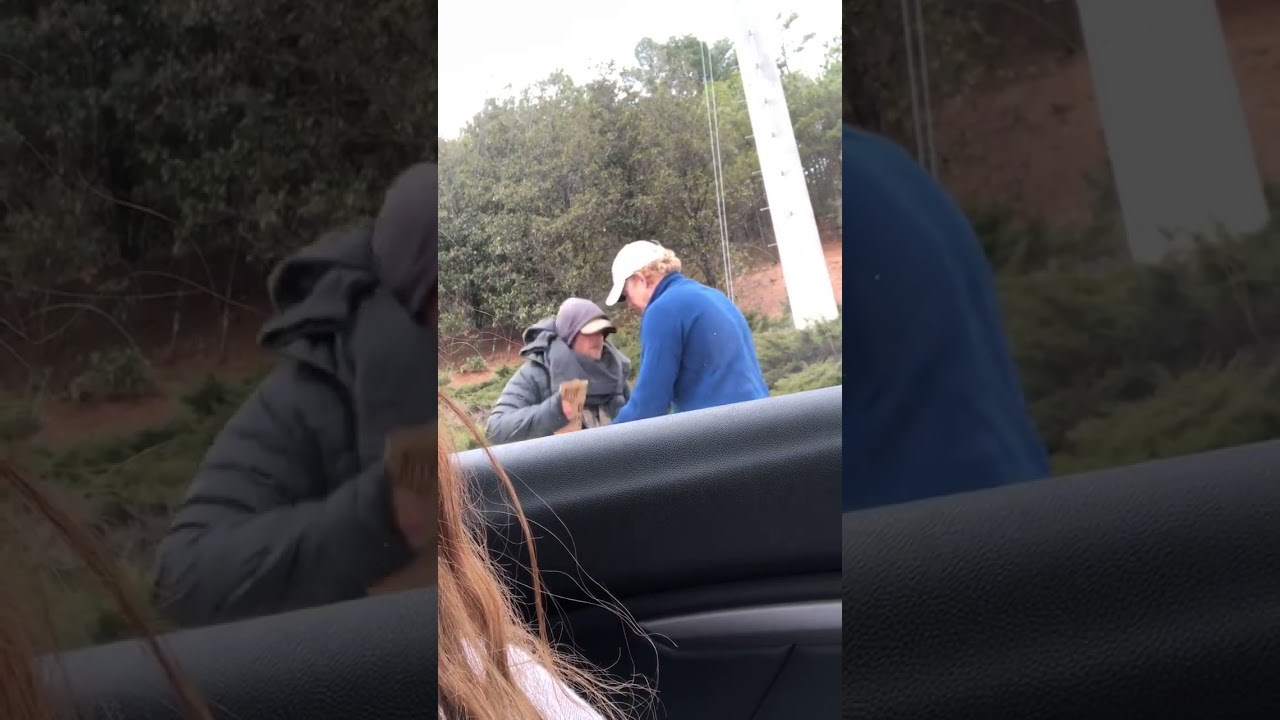 Ugledao je beskućnika, izašao iz auta i učinio nešto predivno