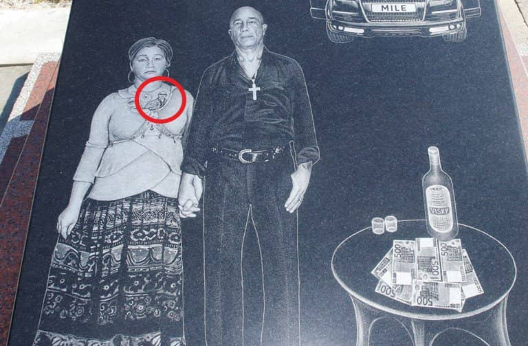 Ovaj nadgrobni spomenik ima toliko detalja da nećete znati u što da gledate