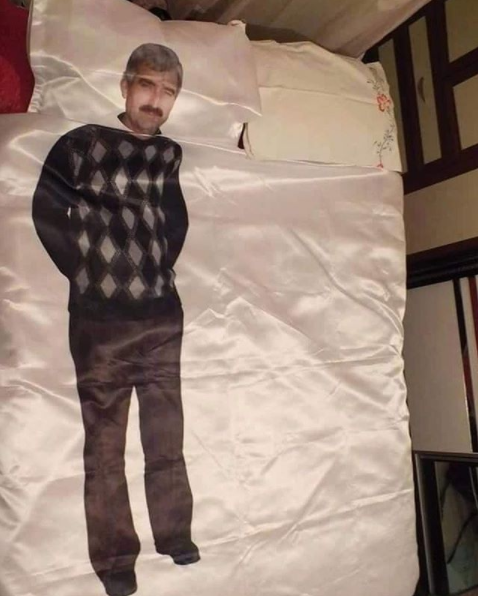 Ovaj je čovjek odlučio napraviti posteljinu koja će paziti na ženu kada njega nema