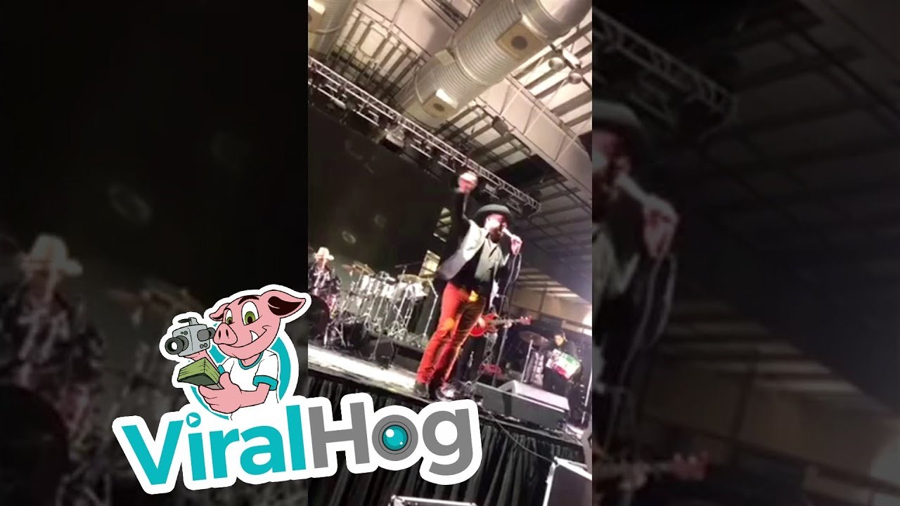 Letio je s pozornice pa nastavio pjevati kao da se ništa nije dogodilo 