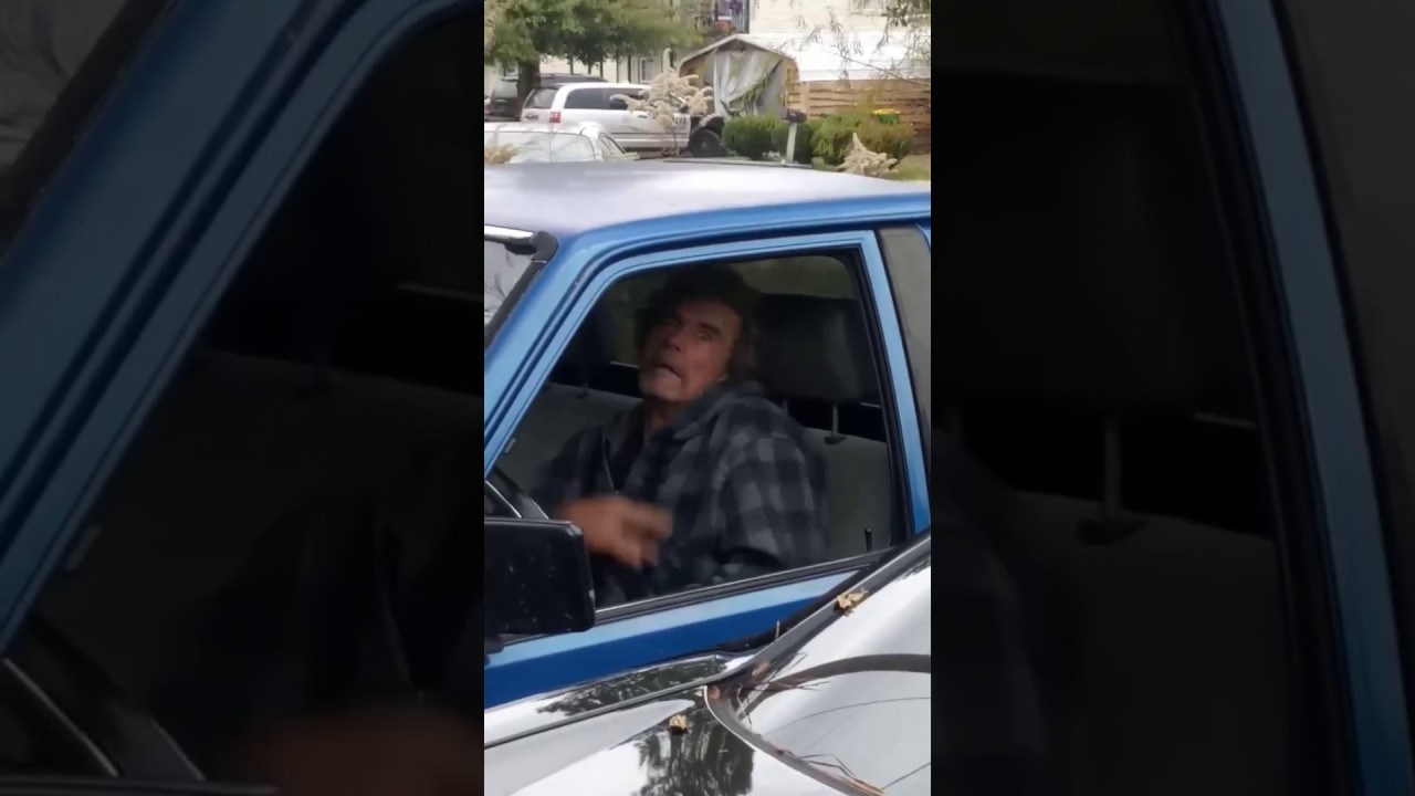 Čovjek zaspao u autu pa su ga zli ljudi odlučili probuditi na strašan način