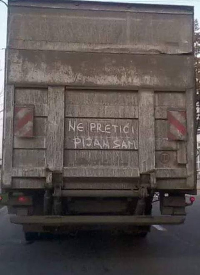 Kamiondžija ostavio poruku vozačima koji se nalaze iza njega, nadamo se da je šala