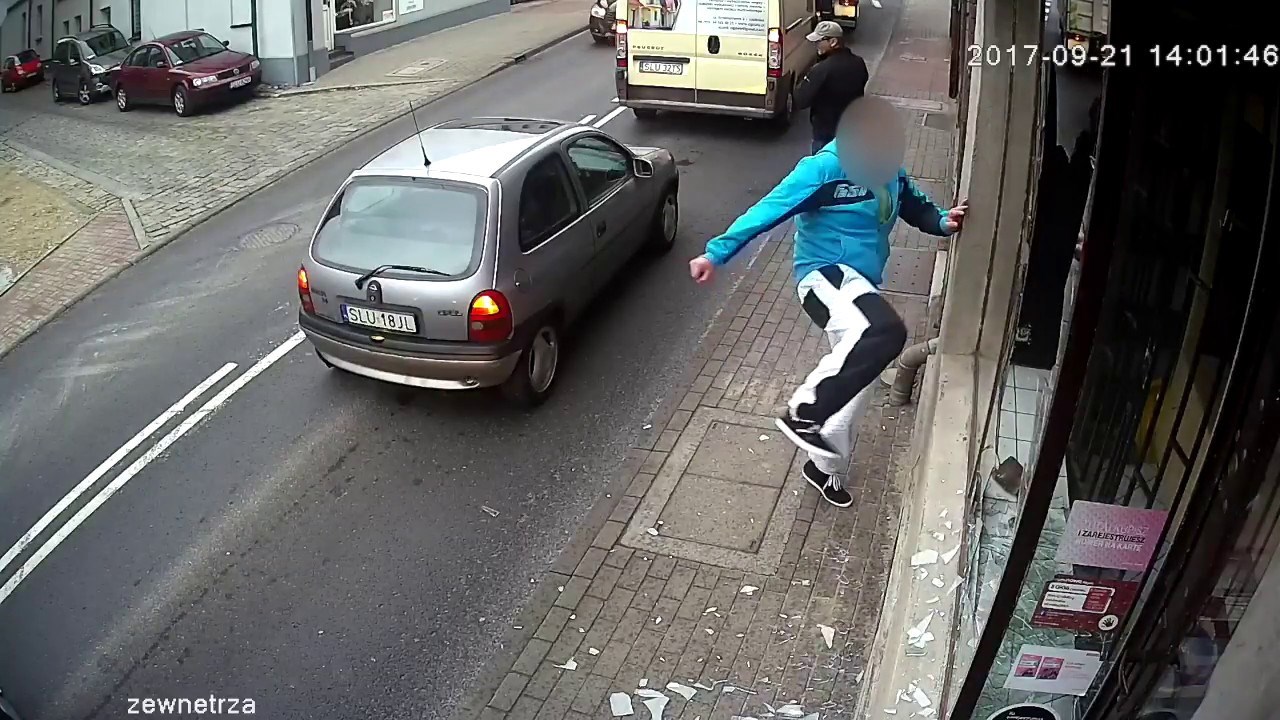 Vandal se iživljavao na izlogu, a onda ga je sustigla karma 