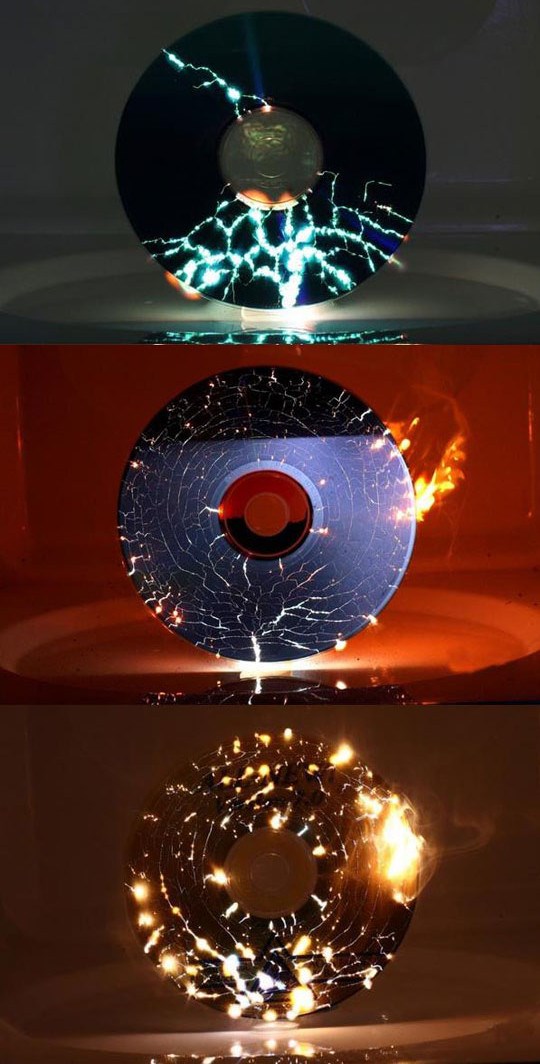 Evo što se dogodi kada ubacite CD u mikrovalnu pećnicu