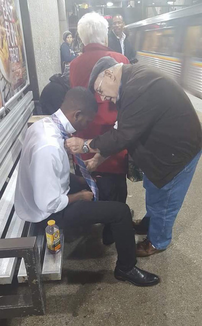 Stariji gospodin pomogao je mladiću koji nije znao svezati kravatu 