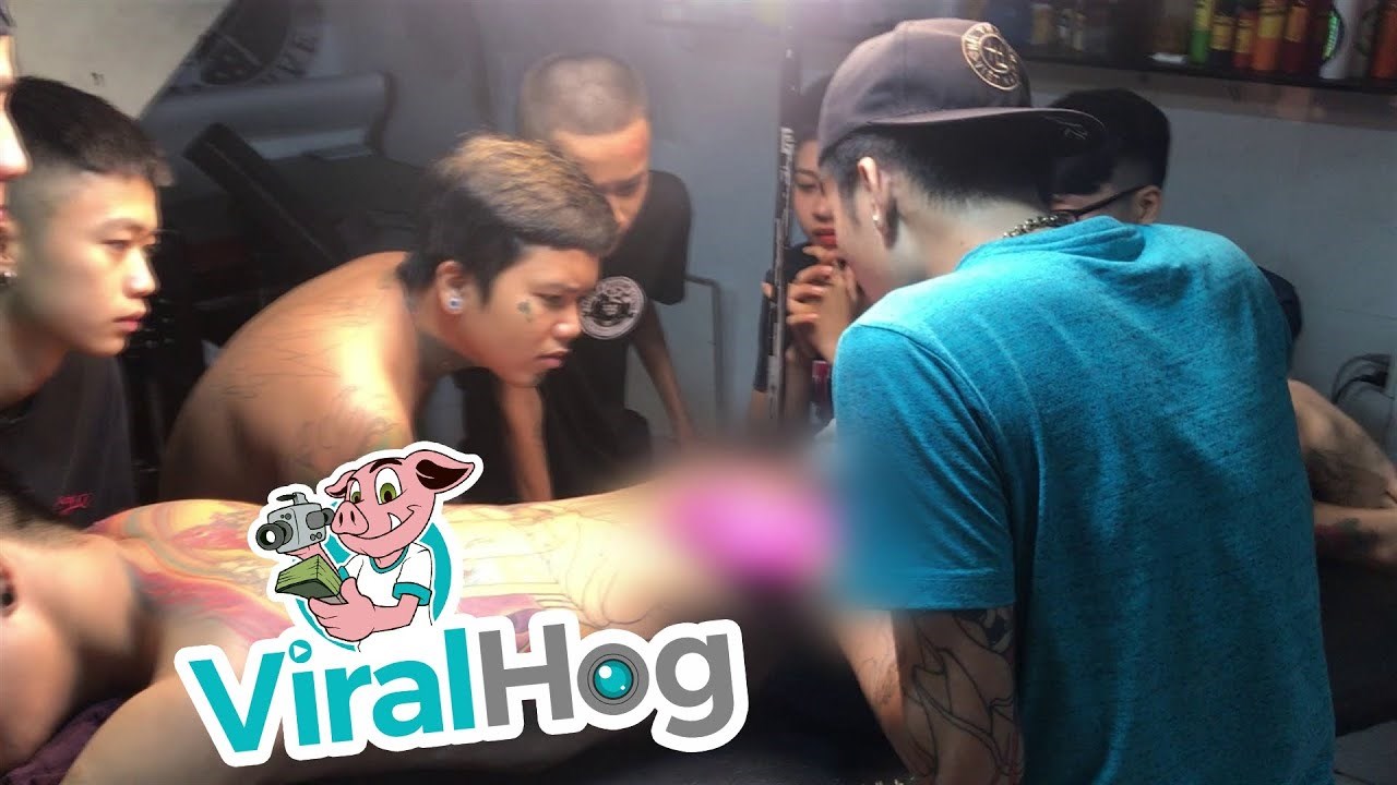 Tetovirao stražnjicu pa pustio goluba i šokirao sve oko sebe