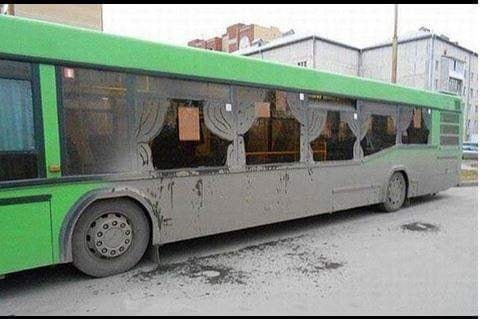 Nije se moglo vidjeti kroz prozor autobusa od prljavštine, no netko je spasio stvar 