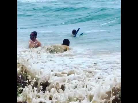 Ova je žena izgubila bitku s valovima, a dobro je nasmijala ljude na plaži