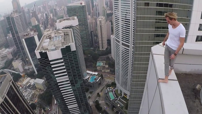 VIDEO Na rubu nebodera napravio je salto i ostao potpuno sabran