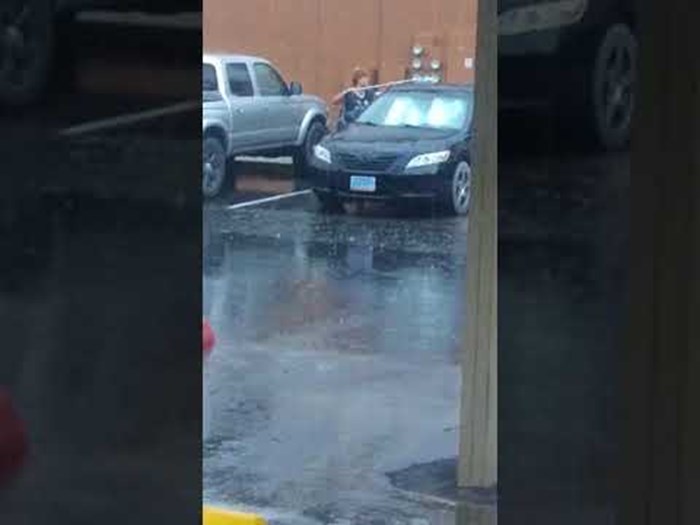 Ova je žena odlučila iskoristiti pljusak i oprati svoj auto