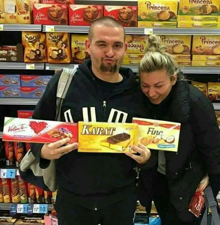 Složili su bezobraznu rečenicu koristeći se kutijama keksa