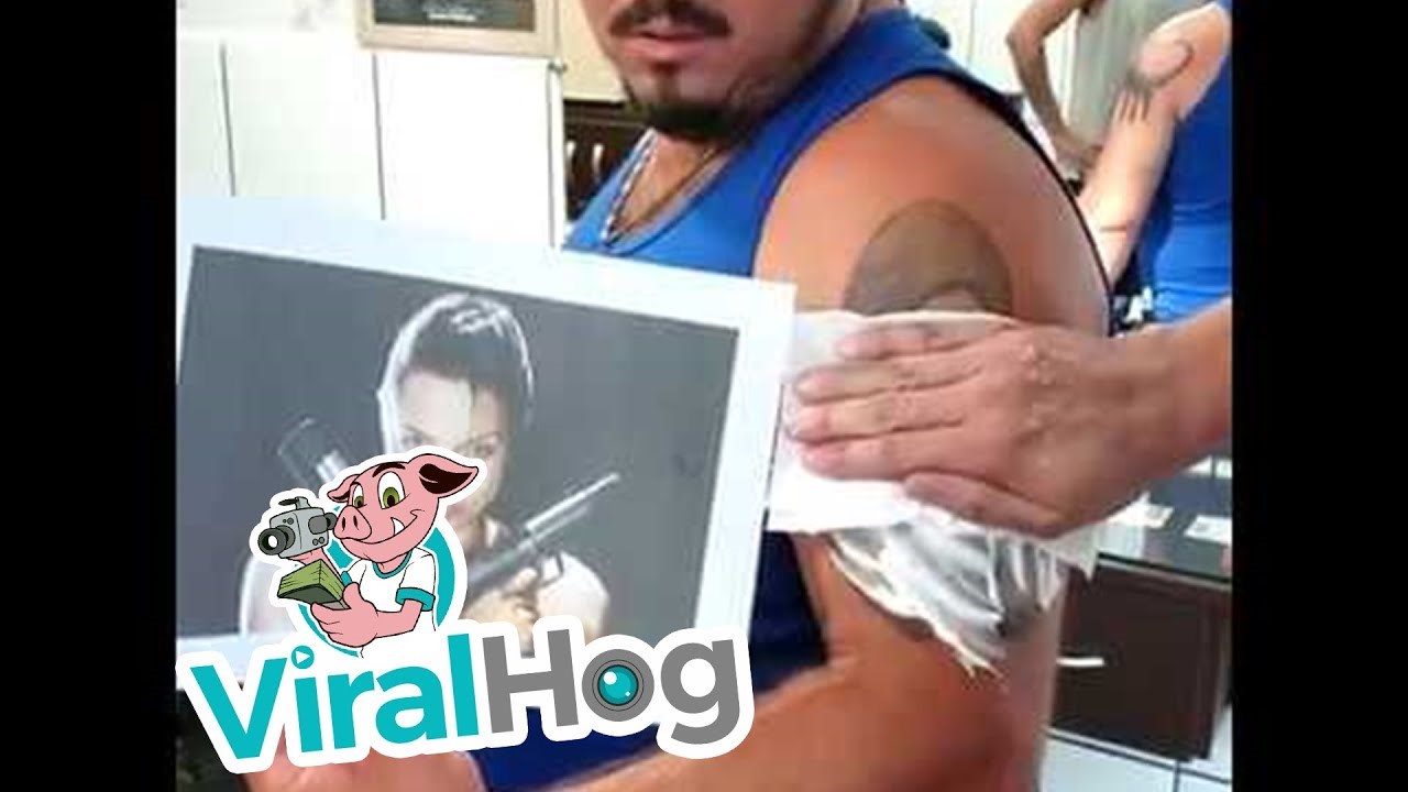 Čovjek došao na prepravljanje urnebesne tetovaže koja je morala biti snimljena